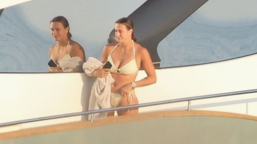 Sabalenková dráždí v plavkách. Mezitím jí ale za trest WTA odečetla body